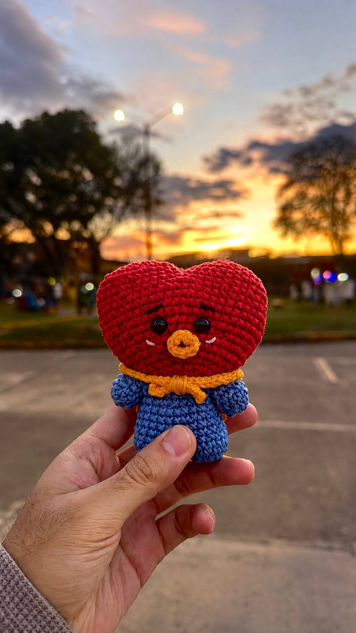 Llavero TATA de BT21 amigurumi